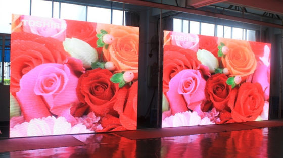 3840hz Indoor Advertising Display P2.604 Magnitic Maintanence With Curve Lock